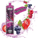 Urządzenie waporyzacyjne Uwin Mixed Berries zawierające 20 000 zaciągnięć, otoczone żywymi truskawkami, jagodami, malinami i kroplami soku.