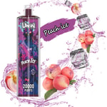 Vape UWIN o smaku Peach Ice zawierający 20 000 zaciągnięć, wystawiony obok rozpryskującej się wody, kostek lodu i świeżych brzoskwiń na białym tle.