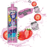 Kolorowe urządzenie do waporyzacji oznaczone 'UWIN Strawberry Ice 20000 Puffs' z grafiką przedstawiającą małpę w okularach przeciwsłonecznych, otoczoną truskawkami, kostkami lodu i różowymi plamami, z tekstem 'Strawberry Ice' w tle.