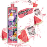 Kolorowe urządzenie do waporyzacji oznaczone 'Uwin Watermelon Ice 20000 Puffs' z rysunkowym wzorem goryla, otoczone plasterkami arbuza, kostkami lodu i plamami różowego płynu na białym tle.