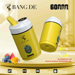 Zwei gelbe Einweg-Vaporizer von Bang De mit Gorilla-Logo, beschriftet mit 60.000 Zügen und Symbolen für drei Geschmacksrichtungen (Blaubeereis, Pfirsich-Mango, Wassermelone), Doppelspule, intelligenter Betriebsanzeige und digitaler Ölanzeige, angezeigt mit Fruchtbildern und Branding.
