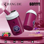 Werbebild eines Einweg-Vape-Geräts von Bang De mit lila-weißem Design und Gorilla-Grafik, das für 60.000 Züge, drei Geschmacksrichtungen (Blaubeere, Himbeere, gemischte Beeren) und Funktionen wie Doppelspule, intelligente Leistungsanzeige und digitale Ölanzeige wirbt, wobei Beeren im Vordergrund abgebildet sind.