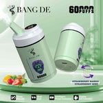 Zwei mintgrüne Bang De-Einweg-Verdampfer mit Gorilla-Logo, die Funktionen wie 60.000 Züge, drei Geschmacksrichtungen (Erdbeere, Mango, Kiwi), Doppelspule und digitale Anzeigen auf einem grünen Hintergrund mit Fruchtillustrationen zeigen.