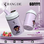 Werbebild für BANG DE Vape mit zwei Einweggeräten im lila Affendesign, das Funktionen wie 60.000 Züge, drei Geschmacksrichtungen (Erdbeere, Wassermelone, schwarzes Dracheneis), Doppelspule und digitale Anzeigen mit Obst- und Eisillustrationen hervorhebt.