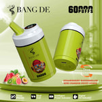 Zwei grüne Einweg-Vaporizer von Bang De mit einer bärtigen Zeichentrickfigur, 60.000 Zügen und drei Fruchtgeschmacksrichtungen: Erdbeere, Wassermelone, Kiwi, Passionsfrucht und Guave, dargestellt mit Fruchtillustrationen und Symbolen für Funktionen wie Doppelspule und digitale Anzeigen.