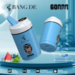 Zwei blaue Einweg-Vaporizer von Bang De mit digitalen Anzeigen, Geschmacksoptionen wie Wassermeloneneis und Blaubeerminze sowie Funktionen wie Doppelspule und drei Geschmacksrichtungen, angezeigt mit visuellen Frucht- und Eiselementen, die die Kapazität für 60.000 Züge hervorheben.