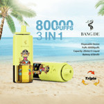 Deux appareils de vape jetables Bang De jaunes représentant un singe de dessin animé, installés sur une plage tropicale avec des palmiers et l'océan en arrière-plan, favorisant 80 000 bouffées et une triple capacité de saveur.