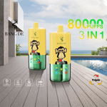 Deux appareils de vapotage jetables BANG DE jaune et vert avec un motif de singe de dessin animé, placés sur une terrasse près d'une piscine, avec un texte faisant la promotion de 8 000 bouffées, d'une saveur 3 en 1, d'une batterie de 650 mAh, d'un volume de 20 ml et d'une charge de type C.