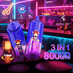 Deux appareils de vapotage jetables BANG DE 3-en-1 aux couleurs vives avec des graphismes de singes de dessins animés sont exposés dans un bar éclairé au néon avec des bouteilles et des verres sur le comptoir.