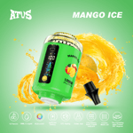 Ein leuchtend grünes Einweg-Vape-Gerät mit der Aufschrift 'Mango Ice' und einer digitalen Anzeige, vor einem lebendigen Spritzer Mangosaft und garniert mit Mango- und Orangenstücken, mit Funktionen wie einem 2200-mAh-Akku und 12 Geschmacksoptionen.