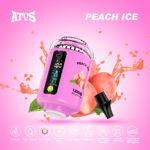 Ein rosafarbenes Dampfgerät mit der Aufschrift 'PEACH ICE' mit Digitalanzeige und schwarzem Mundstück, umgeben von Spritzern Pfirsichsaft und ganzen Pfirsichen, das seine Kapazität von 12.000 Zügen hervorhebt und mit Symbolen versehen ist, die seine Spezifikationen angeben.