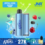 Um dispositivo vaping azul rotulado como 'AURORA' com várias frutas como mirtilos, cerejas e framboesas, cercado por respingos de água e apresentando um fundo gradiente verde; inclui texto indicando as variedades de sabores 'Blue Razz' e 'Cherry' e uma garrafa de e-líquido.