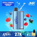 Um dispositivo vaping azul rotulado 'AURORA' ao lado de mirtilos e framboesas frescas, contra um fundo azul brilhante com respingos de água, anunciando um e-líquido com sabor de mirtilo e framboesa da JNR.