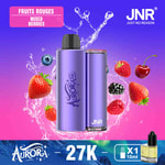 Um dispositivo vaping roxo cercado por salpicos de água e várias frutas vermelhas, incluindo mirtilos, morangos, framboesas, amoras e cerejas, em um fundo gradiente de rosa e azul, com a marca do produto 'Aurora' e 'JNR'.