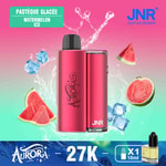 Um dispositivo vape rosa rotulado 'Aurora Pod' cercado por cubos de gelo e fatias de melancia, com o texto 'Watermelon Ice' em francês e inglês na parte superior, e um frasco de e-líquido amarelo na parte inferior rotulado com informações sobre nicotina.