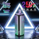 Dispositivo de vapeo Quads 4 en 1 con un cuerpo degradado de color verde púrpura, panel de visualización sin botones y una boquilla alta; fondo de triángulo de neón futurista.