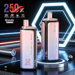 Dos coloridos dispositivos de vapeo etiquetados como Quads 4 en 1, colocados sobre una plataforma futurista iluminada por neón con marcos de luz hexagonales en el fondo.