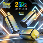 Tres dispositivos de vapeo futuristas con cuerpos degradados en oro y azul que orbitan en un fondo tecnológico iluminado con luces de neón, etiquetados como Bang King 2.50 quad 4 en 1 quads.