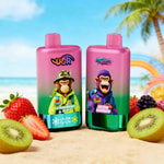 Due bottiglie di succo rosa con etichette a tema giungla su una spiaggia, una raffigurante uno scimpanzé con un cappello mimetico con la scritta Strawberry Kiwi e l'altra una scimmia con una felpa con cappuccio blu con la scritta Mixed Berries, circondata da frutta