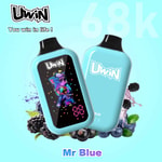 Dos botellas de agua UWIN azules con tapas negras, una que muestra un colorido diseño de dibujos animados en una pantalla negra y la otra con un logotipo blanco de UWIN en el reverso azul; rodeado de bayas y salpicaduras sobre un fondo azul claro.