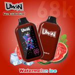Dos dispositivos de vapeo desechables Uwin rojos con la etiqueta Watermelon Ice, uno que muestra un colorido personaje ilustrado en la pantalla y el otro con un logotipo simple, sobre un fondo rojo con imágenes de sandía y hielo.
