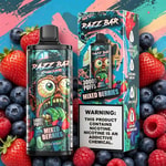 Flasche und Schachtel Razi Bar-Vape-Saft mit farbenfrohem Beeren-Motiv mit einem Cartoon-Monster und Früchten wie Erdbeeren, Blaubeeren und Himbeeren vor einem hellen abstrakten Hintergrund.