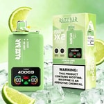 Vaporizador puff RAZZ BAR 40000 limão-limão com dispositivo retangular verde, display com gráficos, ao lado de sua caixa, rodeado de gelo e rodelas de limão.