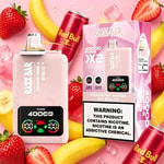 Twins 4000 morango banana Red Bull dispositivo vape de gelo e caixa rosa com etiqueta de advertência, cercada por morangos, bananas, cubos de gelo e uma lata de Red Bull.
