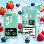 Dispositivo vape com sabor de morango e frutas vermelhas com embalagem verde menta, fundo de gelo e frutas vermelhas e um rótulo de advertência sobre o conteúdo de nicotina.