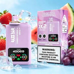 Dispositivo vape com sabor de gelo de uva e melancia de morango e embalagem roxa com display digital, colocado entre frutas e cubos de gelo.