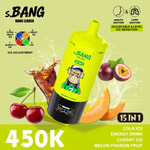 Bouteille de boisson énergisante s.BANG vert citron vif inclinée, avec mascotte de dessin animé, fruits autour (cerises, fruit de la passion, melon, cerise), éclaboussure de glace, texte de prix 450K, étiquette 15 en 1 et notes d'arôme de glace au cola.