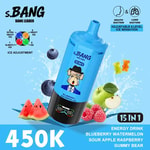 Bouteille de boisson énergisante 15 en 1 bleue s.BANG au goût de pastèque, entourée de tranches de fruits et de baies sur fond bleu vif.