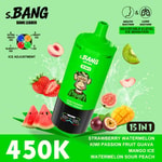 Bouteille vert vif étiquetée s.BANG 15 en 1 avec personnage de dessin animé, entouré de pastèque, fraise, kiwi, mangue, fruit de la passion et autres fruits, texte 450K.