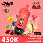 Bouteille de produit étiquetée s.BANG 15 en 1 Pastèque Glace Myrtille Cerise, avec des fruits autour de ; prix "450K" proéminent et réclamation 15 en 1.