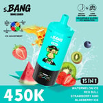 Une bouteille d'eau s.BANG turquoise vif intitulée 15 en 1, comportant une étiquette de pirate de dessin animé, entourée de tranches de fruits (fraise, pastèque, kiwi, myrtilles) et des graphismes éclaboussés, avec des textes en gras “ 450K ” et “ 15 IN 1 ”.