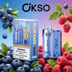 Sfondo sfumato blu e viola brillante con mirtilli e lamponi che incorniciano un prodotto OKSO Blue Razz in scatola e un vaporizzatore blu.