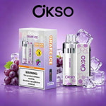 Confezione e bottiglia per vaporizzatore OKSO Grape ICE con uva viola, cubetti di ghiaccio e uno sfondo viola.