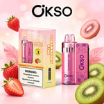Confezione rosa vibrante del prodotto da vaporizzare OKSO al gusto di kiwi e fragola, circondato da fragole e fette di kiwi su uno sfondo rosa tenue.