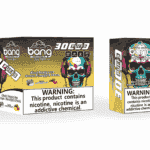 Emballage et appareil de vape jetables Bang comportant un crâne coloré avec des écouteurs, des saveurs de produit Black Dragon Ice et Mango Pineapple Peach, et une étiquette d'avertissement de nicotine bien visible.