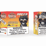 Emballage et dispositif de vapotage pour ' Bang Jetable 30K Pro ' comportant un crâne avec des cheveux colorés et des lunettes de soleil, étiqueté avec la saveur ' Black Dragon Ice Strawberry Banana ' et un avertissement de dépendance à la nicotine.