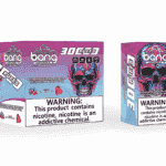 Emballage de vape jetable Bang 30K Pro comportant un crâne illustré coloré, une grande étiquette d'avertissement concernant la nicotine et des saveurs répertoriées comme myrtille, cerise, canneberge et pastèque.