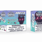 Emballage et appareil de vapotage jetable Bang 30K PRO présentant un crâne futuriste aux yeux rouges brillants, étiqueté " Peppermint Ice Triple Berry ", avec des avertissements concernant la dépendance à la nicotine.