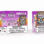 Emballage de produit de vape jetable Bang présentant un grand crâne illustré avec une couronne fondante et colorée et un fond vibrant, affichant des saveurs comme Purple Rain, Strawberry Raspberry et Cherry Ice, ainsi qu'une étiquette d'avertissement de nicotine bien visible.