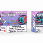 Emballage et appareil de vape jetables Bang comportant une illustration d'un crâne enflammé bleu, un fond dégradé violet et rose vif et des étiquettes de saveur pour Sakura Grape et Strawberry Lychee, avec une étiquette d'avertissement de dépendance à la nicotine bien visible.