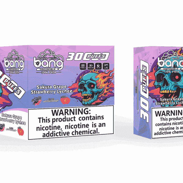 Emballage et appareil de vape jetables Bang comportant une illustration d'un crâne enflammé bleu, un fond dégradé violet et rose vif et des étiquettes de saveur pour Sakura Grape et Strawberry Lychee, avec une étiquette d'avertissement de dépendance à la nicotine bien visible.