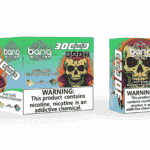 Emballage et appareil de vape jetables Bang comportant un crâne enflammé vert, un thème d'Halloween et une saveur de pomme aigre, myrtille et framboise avec un avertissement de nicotine.