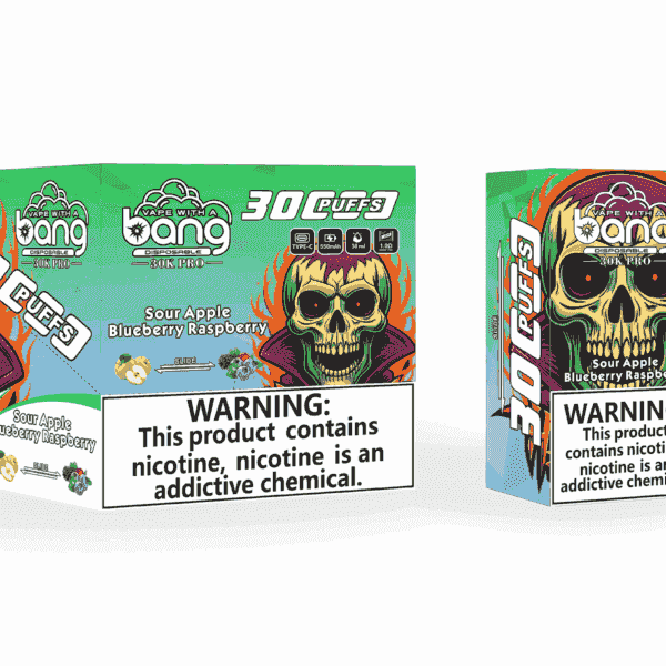 Emballage et appareil de vape jetables Bang comportant un crâne enflammé vert, un thème d'Halloween et une saveur de pomme aigre, myrtille et framboise avec un avertissement de nicotine.