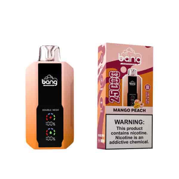 Ein Einweg-Vape-Gerät mit Mango-Pfirsich-Geschmack neben der Verpackung, mit einem orange-schwarzen Design mit dem Markennamen "Bang" und einem Warnschild zur Nikotinsucht.