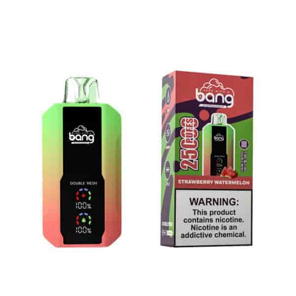 Ein Einweg-Vaporizer mit einem Farbverlauf von Grün zu Rosa und einer schwarzen Vorderseite mit dem Markenlogo "Bang" und Batterieanzeigen, neben der Verpackung, auf der die Geschmacksrichtung "Strawberry Watermelon" hervorgehoben ist, "25 Puffs" sowie eine Warnung vor Nikotin.