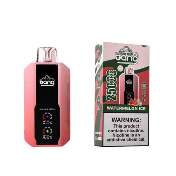 Ein rosa Einweg-Vaporizer mit einem durchsichtigen Mundstück und einer Digitalanzeige auf der Vorderseite mit der Aufschrift "Bang" und "DOUBLE MESH", daneben eine farbenfrohe Verpackung mit der Aufschrift "WATERMELON ICE" und "25 PUFFS" sowie einer Warnung vor Nikotin.